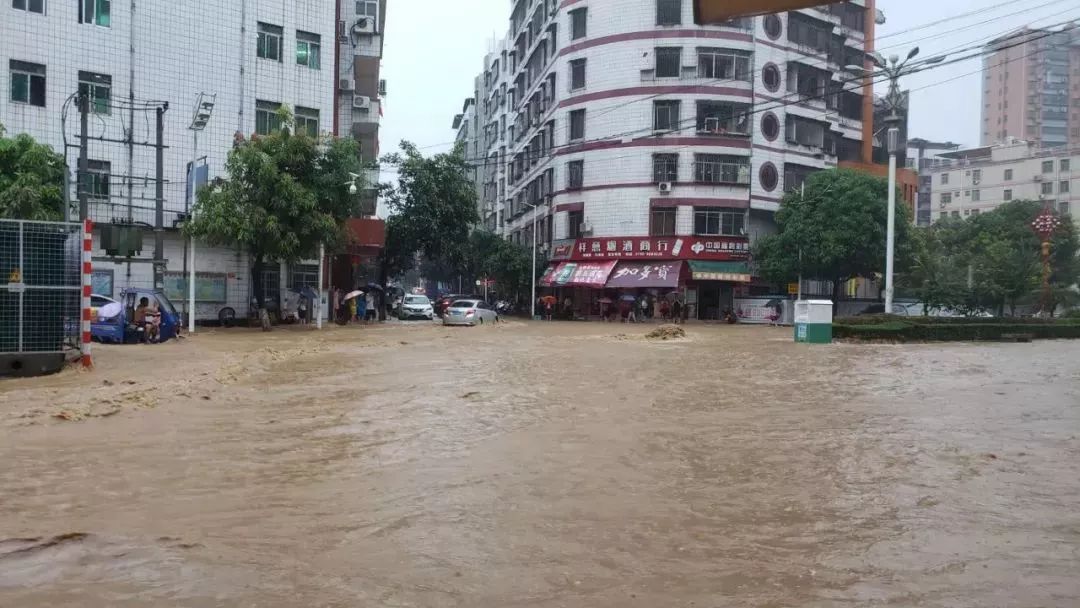 龙川县城人口_广东河源普降暴雨 消防人员现场救援