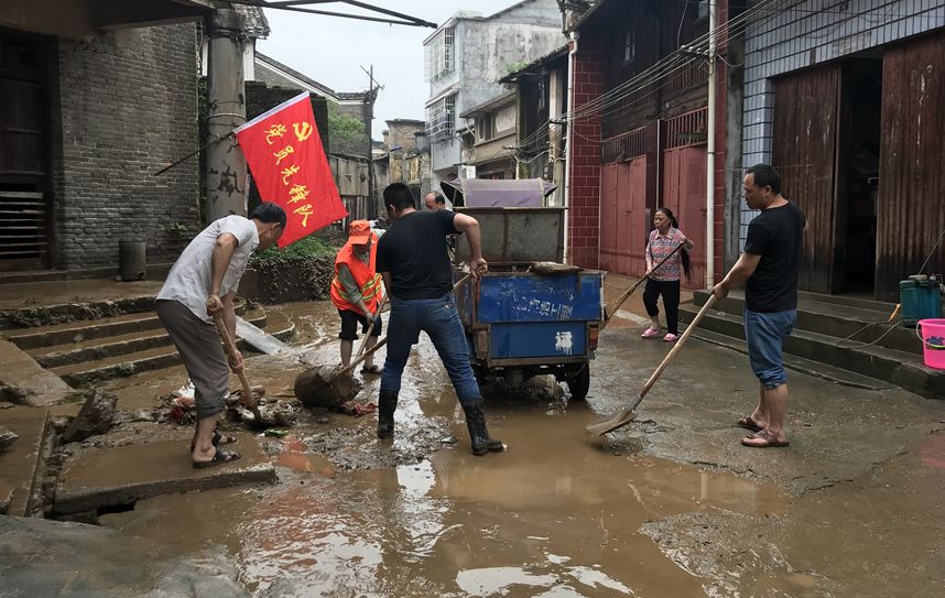 吉安市各县人口_大雨滂沱,他们把你抱在怀中