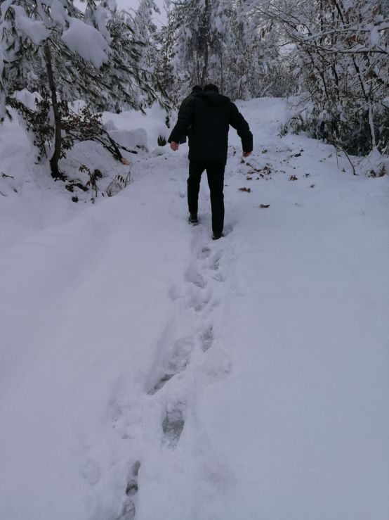驻村队员在雪中艰难行走