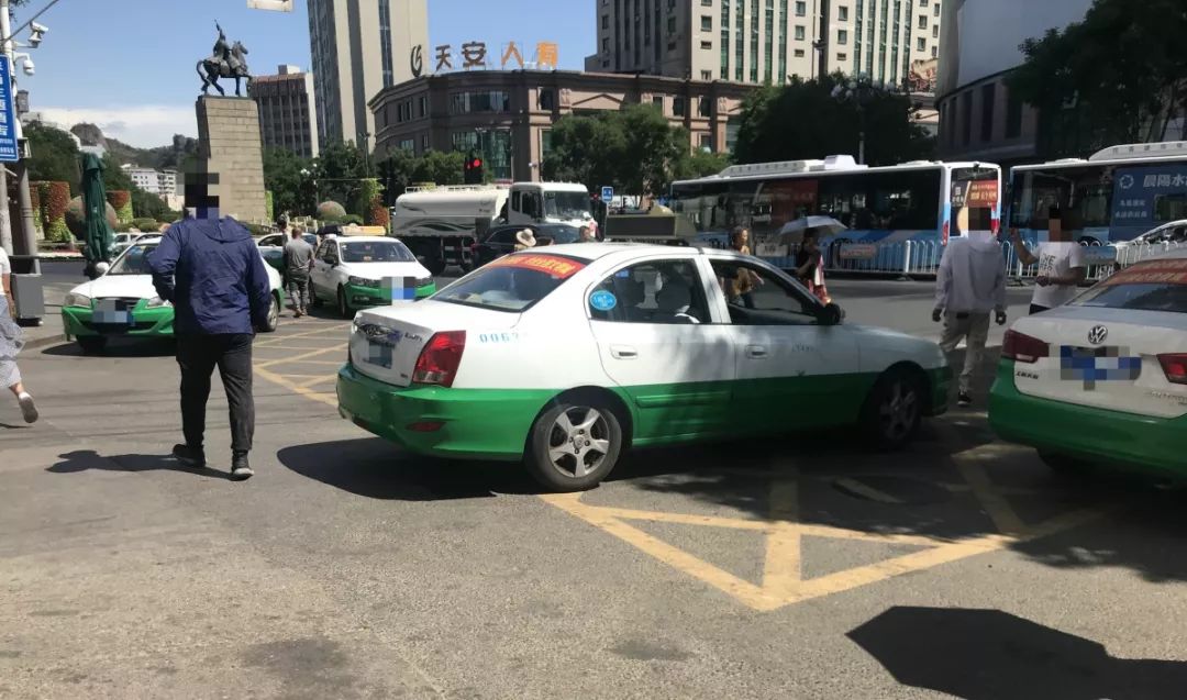 但是在西大街路口, 还是存在占道揽客的出租车, 贴吧菌拍摄的时候