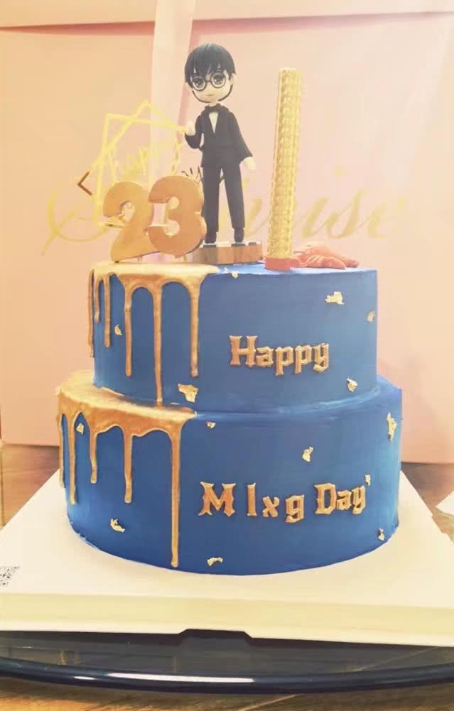 一起来看看生日聚会的照片吧,这个金光灿灿的蛋糕,表示了mlxg已经23岁