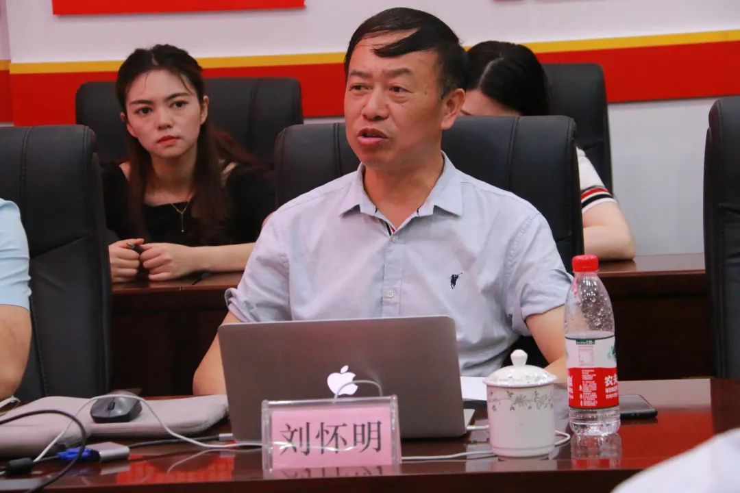 后,老师们就自己在科研课题方面遇到的问题和疑惑,积极跟刘怀明秘书长