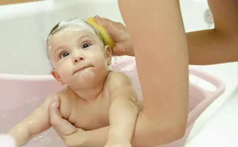                     宝宝爱出汗，是缺钙还是体虚？绝大多数宝宝是这个原因…