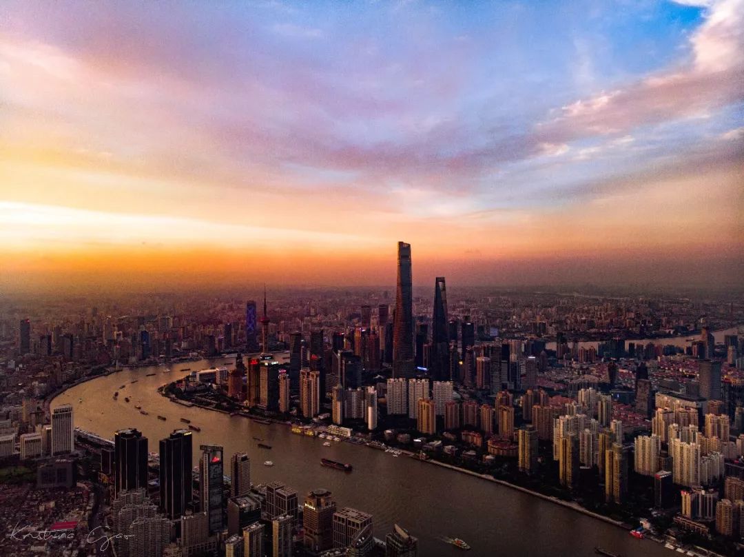 环球金融中心观景台上的人流依稀可见.