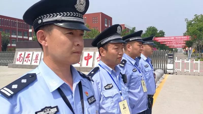 清丰县考点外,民警们在进行考前工作分工.