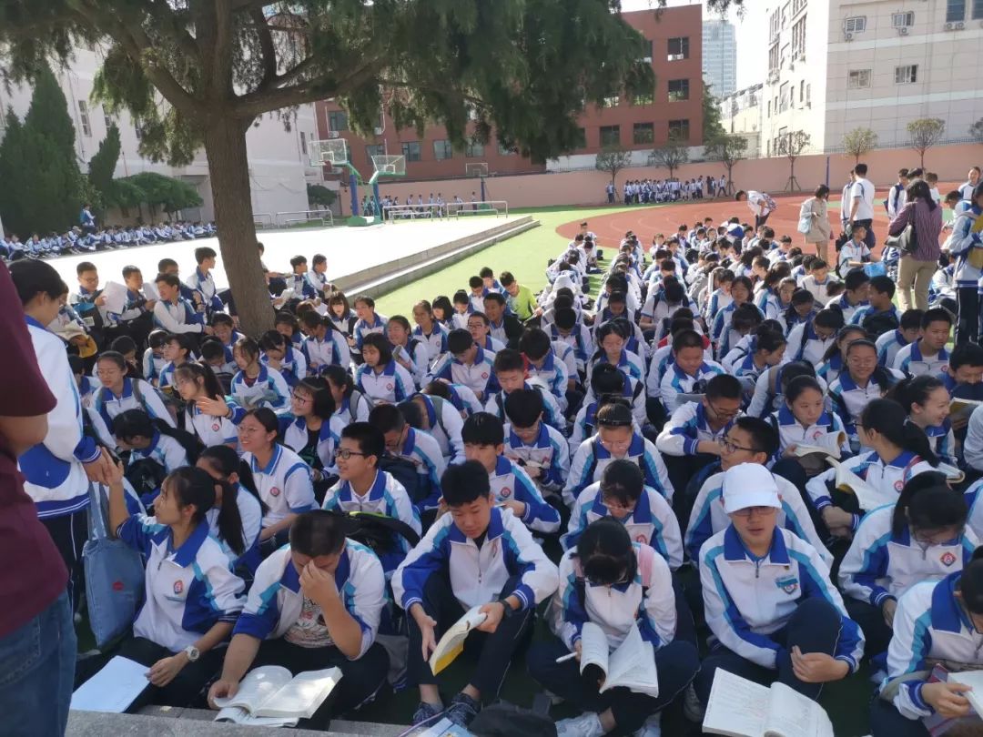 青岛李沧区实验初级中学为学生制作祝福手链,祝愿孩子们金榜题名.