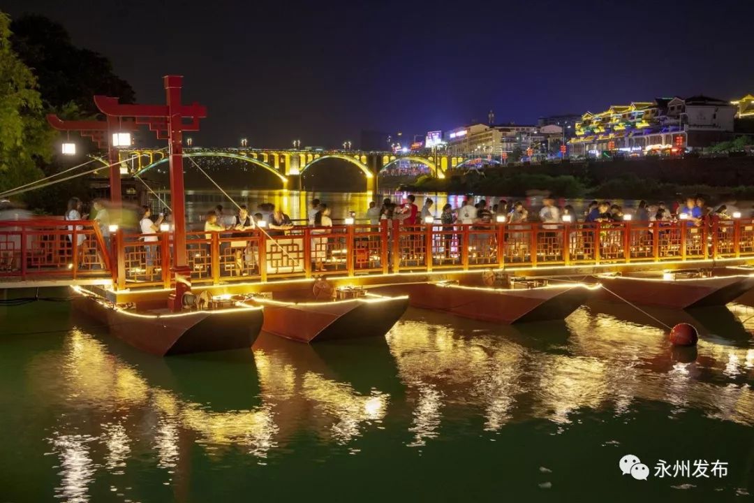 可供市民夜间行走,休闲,观赏风景,因其颜值爆表,已迅速成为新网红打卡