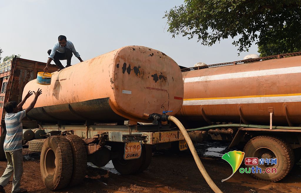 印度遭遇严重旱情 村民靠运水车维系生存