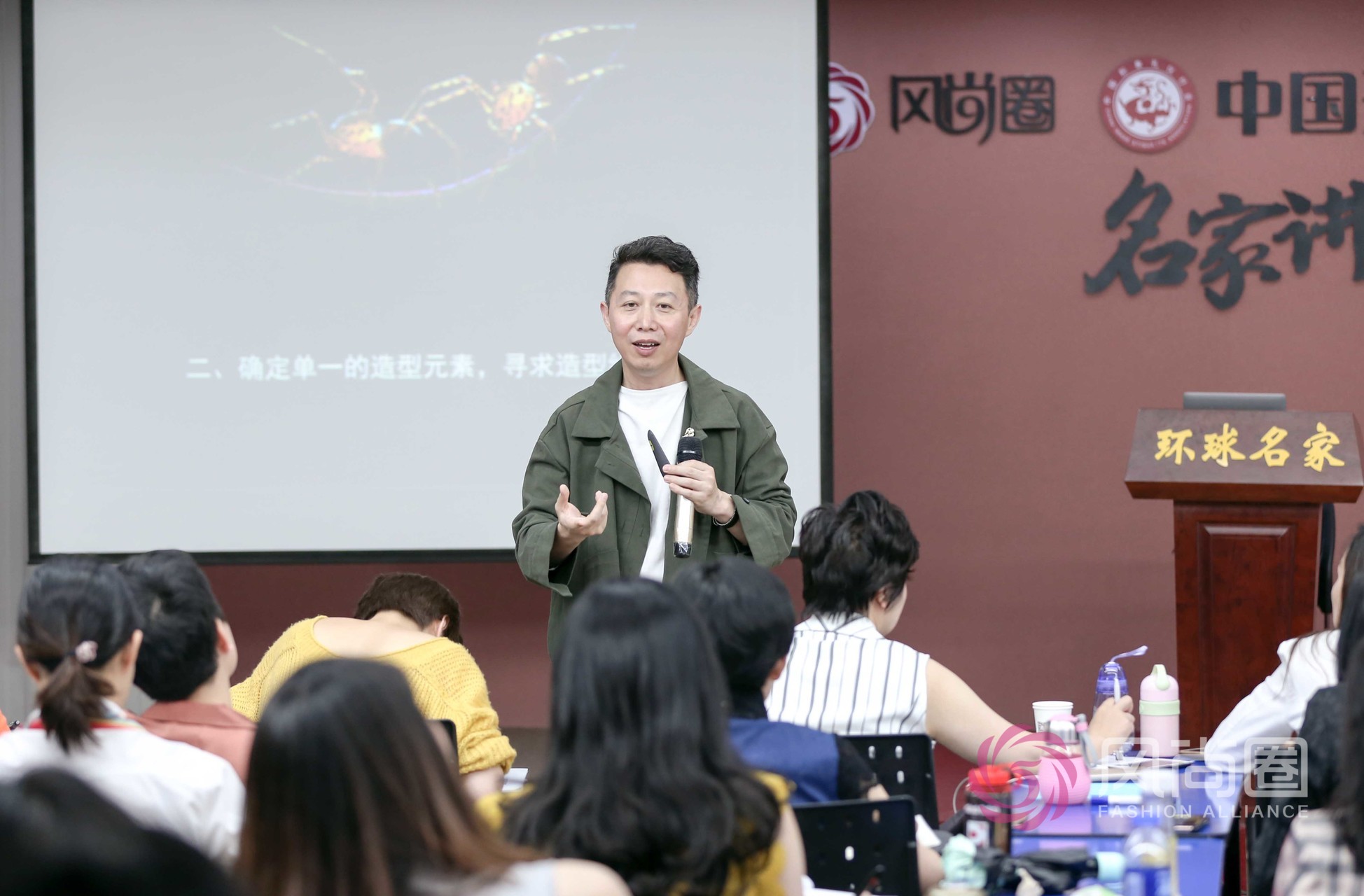 关晓彤亮相72届戛纳红毯，网友：终于穿对了