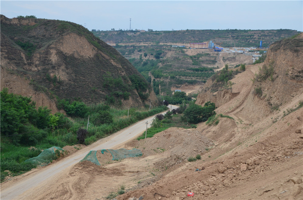 建设中的乾县南(坊)阳(洪)公路