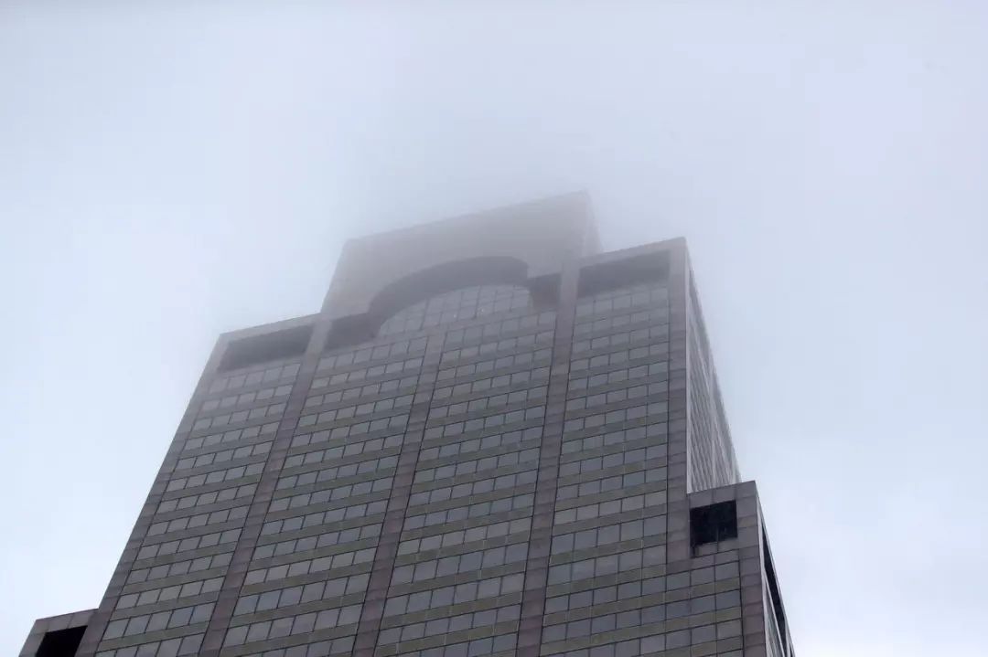 9·11惊魂再现?纽约曼哈顿一大厦遭直升机撞击!_大楼