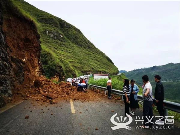 突发晴隆往长流乡部分路段发生山体滑坡