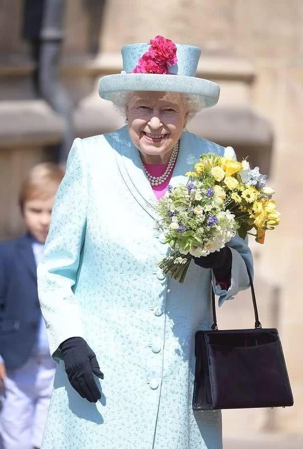 93岁依旧高雅美丽,英国女王极具王室气质,老照