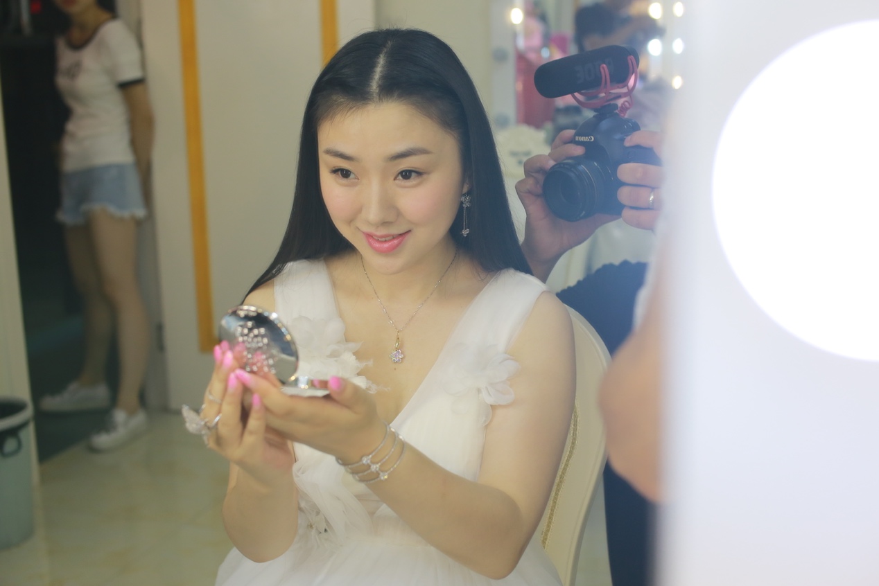 歌手肖洋早期风采照曝光青春有你笑如春风