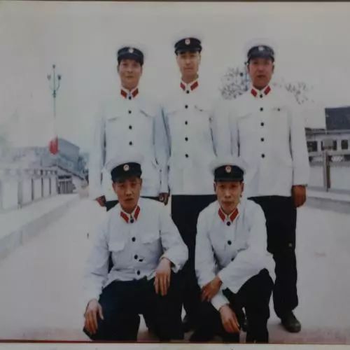 那是朱三虎的第一套警服,如今年近70的他回忆穿上白色警服的那一刻,不