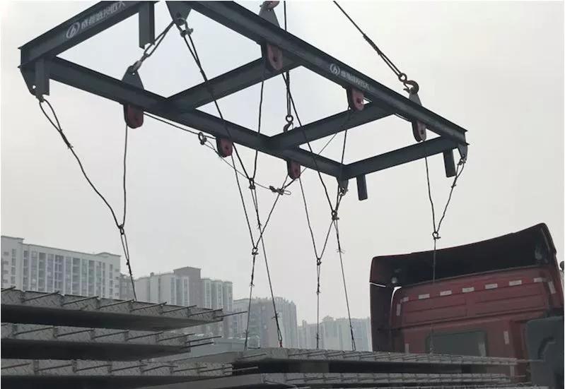 叠合板随车运送到吊装指定位置后,使用叠合板专用井字型吊具进行吊装
