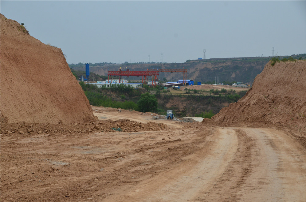 建设中的乾县南(坊)阳(洪)公路