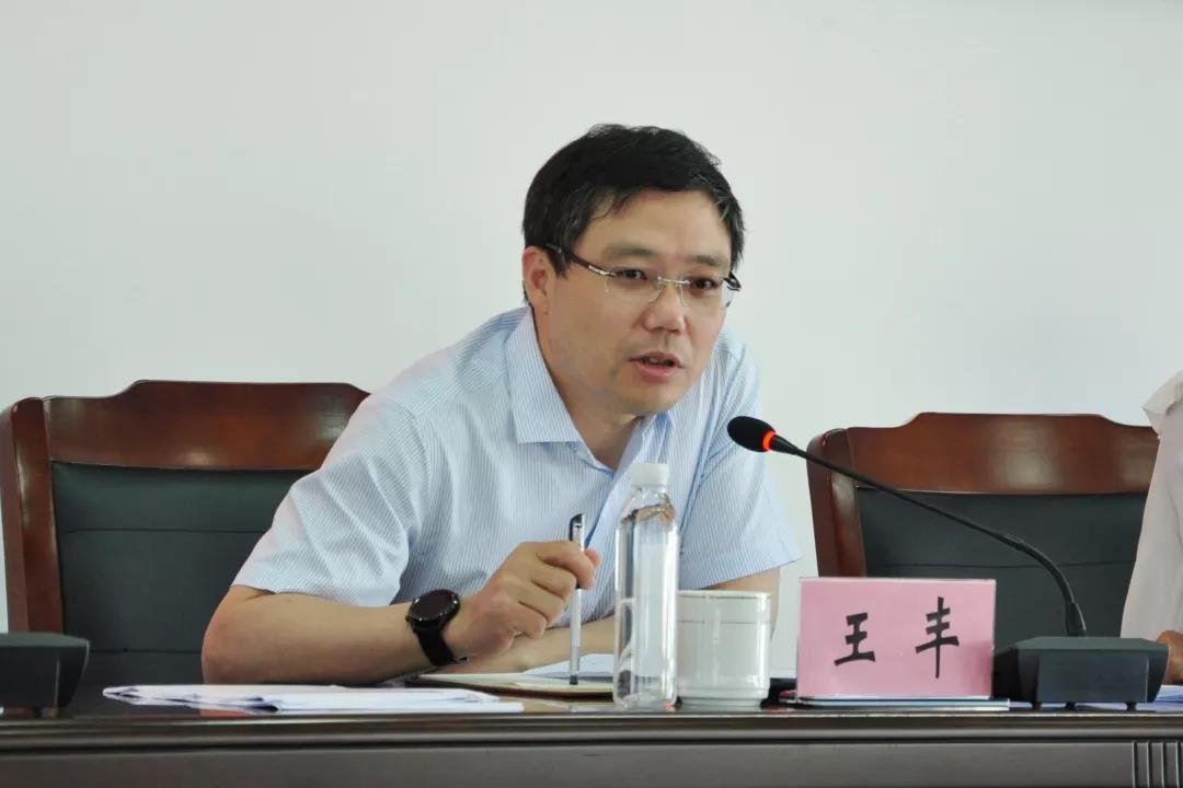 现场提问 牢记职责近日,阳澄湖镇政府工作推进会议上,镇长王丰根据