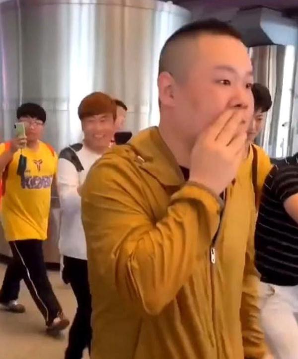 岳云鹏机场被拍用手捂嘴知道原因后飘了