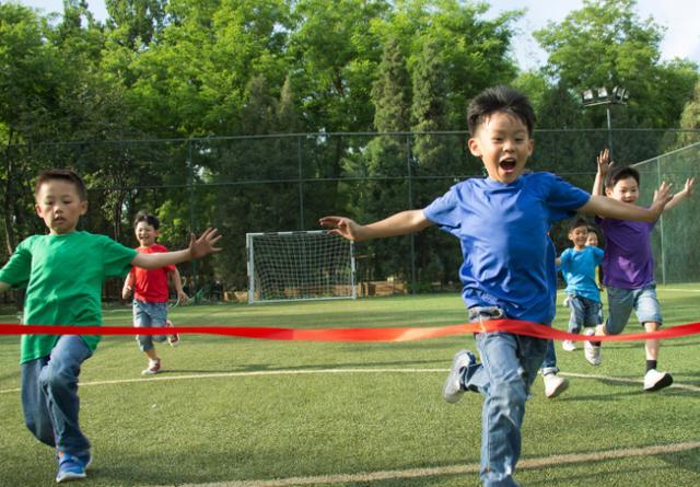                     原创            牛奶能让孩子长高？科学家：答案跟你想的不一样，长高得这么做