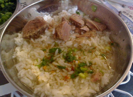                     这种“饭”老人最好别让孩子食用，可能会损伤肠胃，影响孩子发育