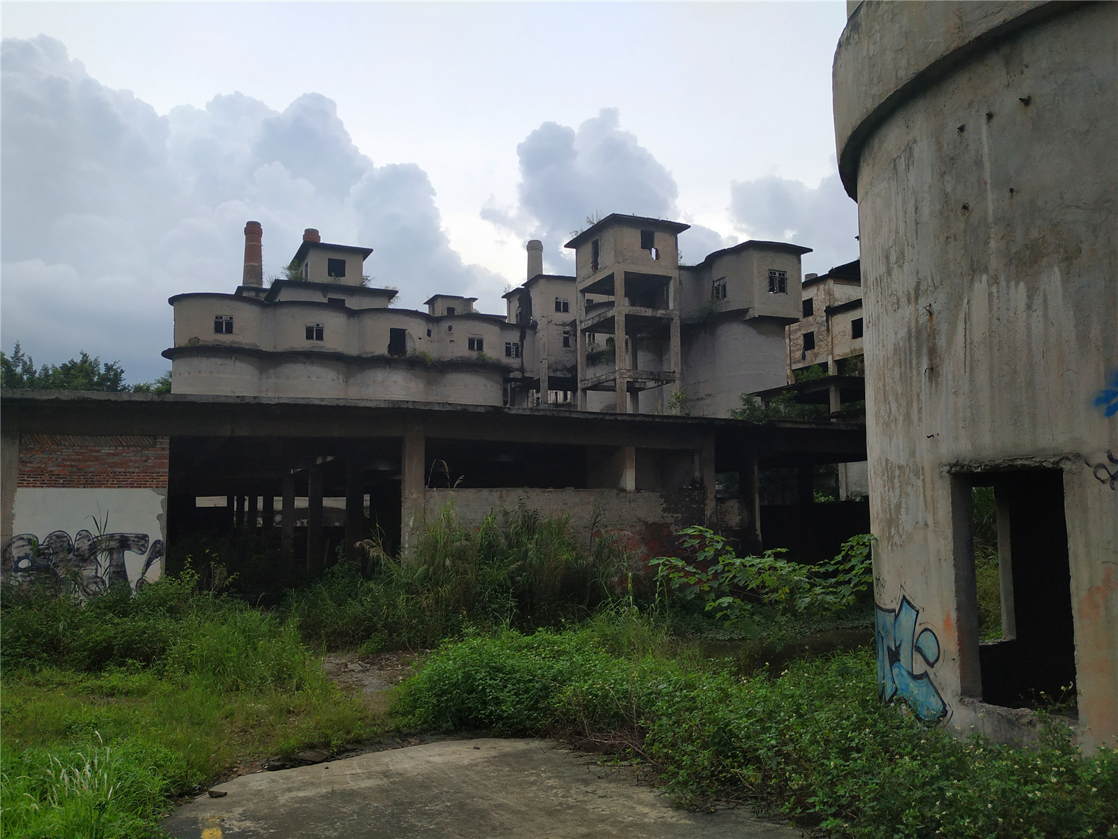 下面和大家探访东莞石排镇一个座老建筑:东江水泥厂.