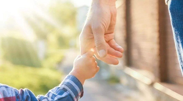                     原创            小小女孩乳房就发育了，这几大因素是孩子性早熟元凶！