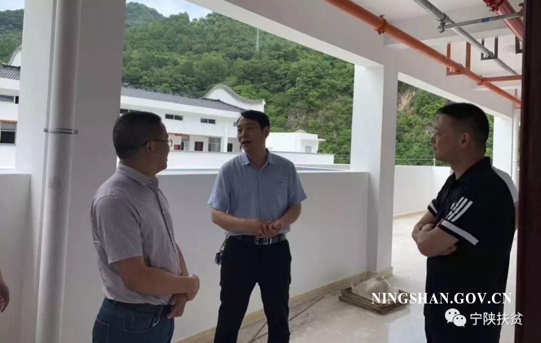 副县长曲永鑫,副县长罗龙武围绕脱贫攻坚整改工作,主持召开宁陕县脱贫