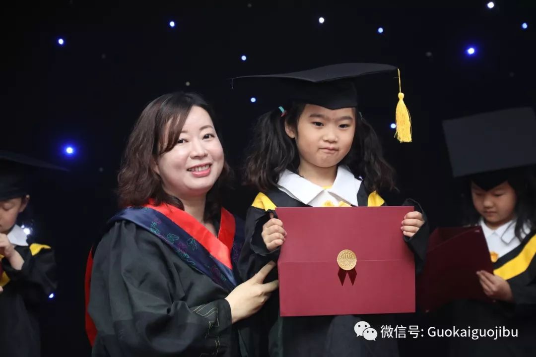 最后，宋校长为孩子们颁发毕业证书，祝贺孩子们光荣毕业。 而将是一个个大姑娘和男子汉。家长们亲手给自己