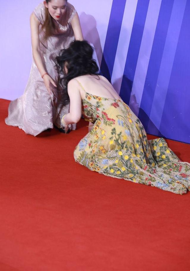 柳岩走红毯摔倒,扶她的女孩长得像奚梦瑶,也会
