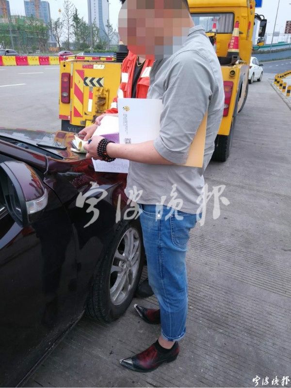 穿高跟鞋开车的视频 79a4ae93bac142b7a9fce0e3d2469237.jpeg