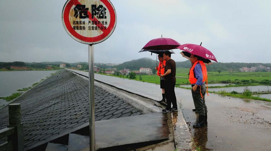 县委常委,组织部长闵赛珍在里田镇指挥抗洪救灾工作