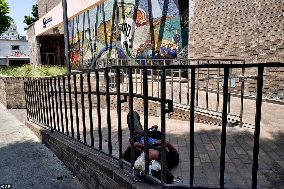 美国大城市很少被揭露的另一面:街道上都是垃圾、帐篷、流浪汉(图11) 美国大城市很少被揭露的另一面:街道上都是垃圾、帐篷、流浪汉