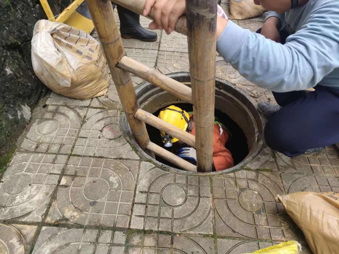 痛心东莞3岁幼童下雨天掉入下水道这些地方要当心