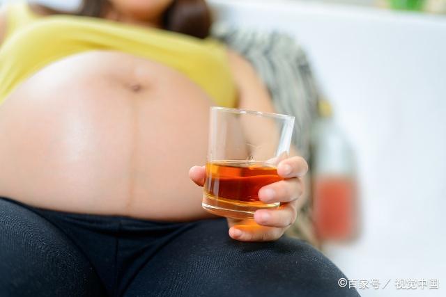                     孕6个月，孕妇喝水不当差点流产？孕期喝水讲究多，这四种别多喝