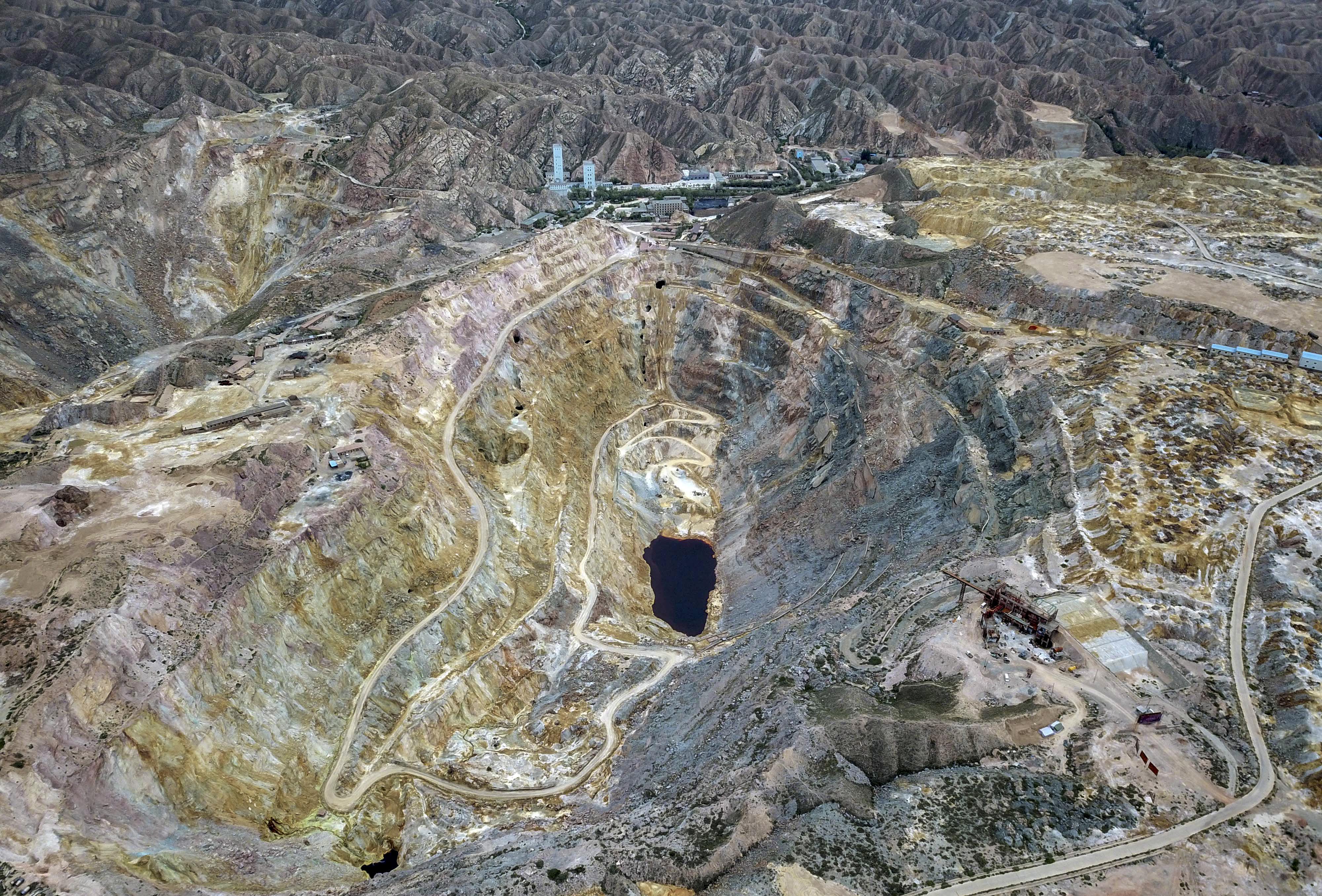 这是5月29日无人机拍摄的白银露天矿旧址.