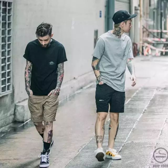 基础黑色t恤,搭配莫兰迪色系工装裤,一双黄色鞋子点亮一身.