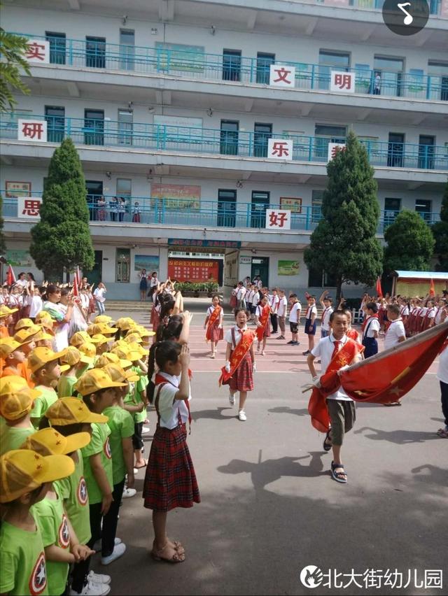 阳泉北大街幼儿园让大班幼儿走进小学校提前零距离感受课堂学习