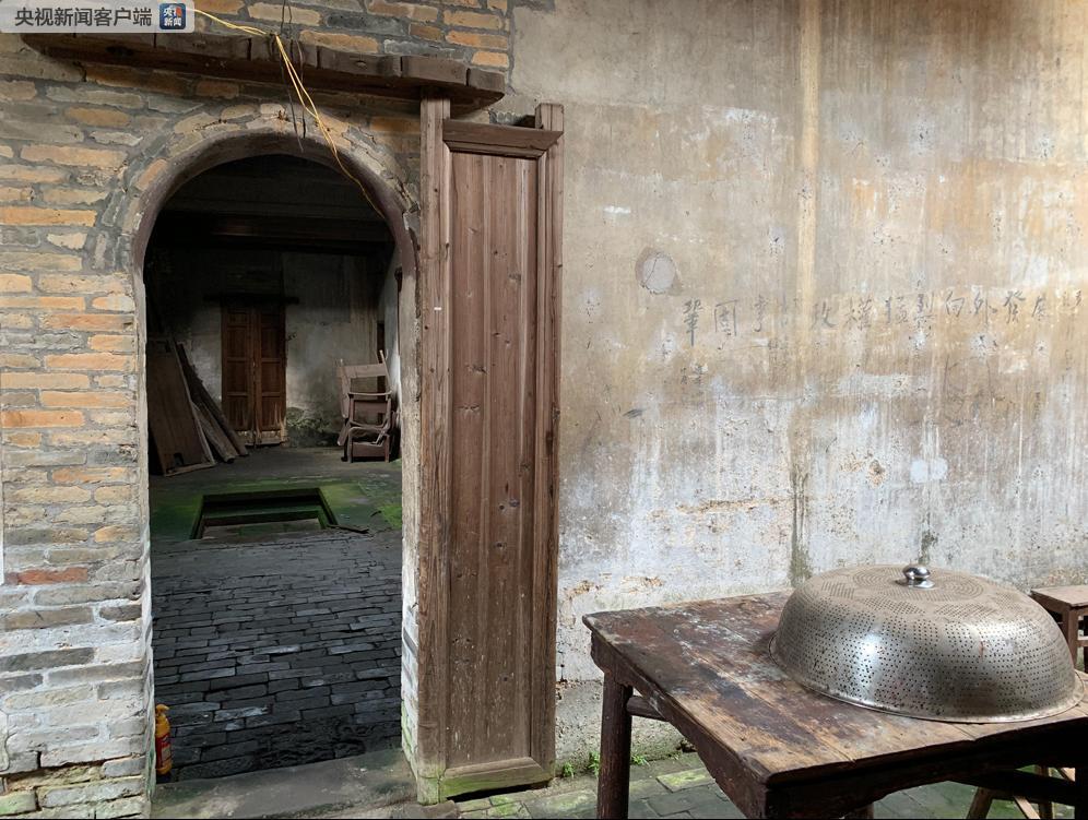 这里的许多民居缺门少梁，背后的故事感人至深