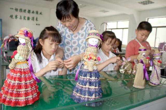 原创苏州民间艺人吴招妹走进平江实验学校传授草编技艺