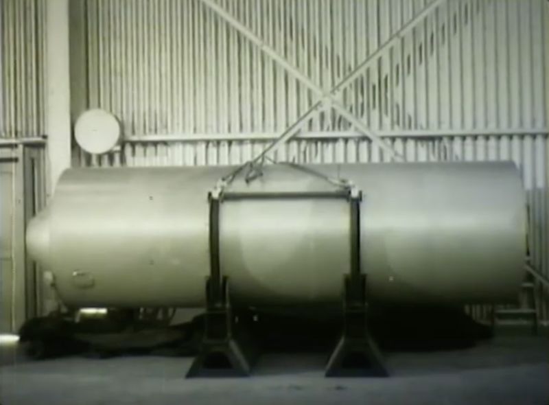 喝彩城堡是美国试验的第一个"干法"氢弹,也就是用氘化锂制作的氢弹.