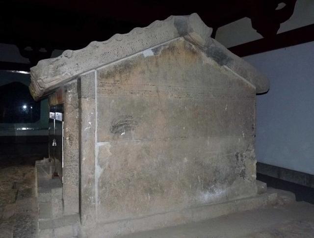 院内有两处石墓室石祠中国古代建于墓前的石质祭祀建筑.又称石室.