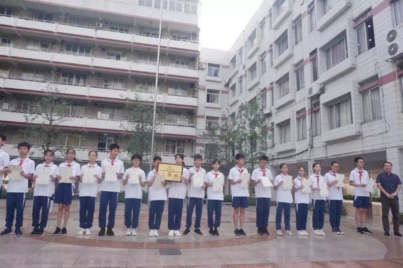 颁奖祝贺汾江中学武术队在佛山市武术操大赛中斩获初中组二等奖