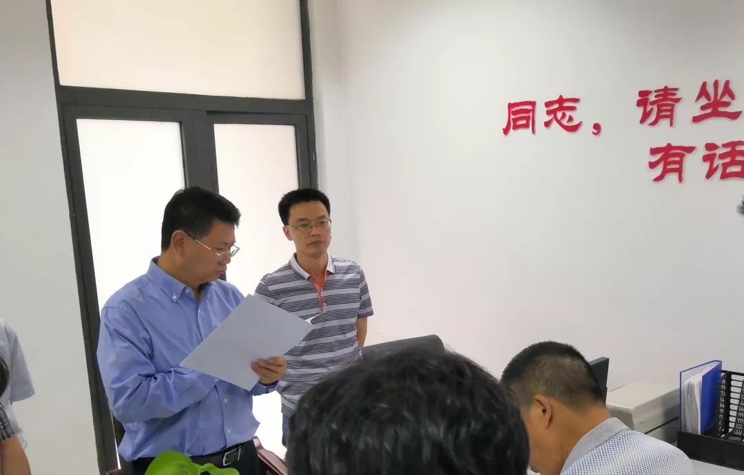 王唤春同志热情接待来访群众