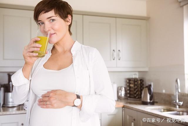                     孕6个月，孕妇喝水不当差点流产？孕期喝水讲究多，这四种别多喝