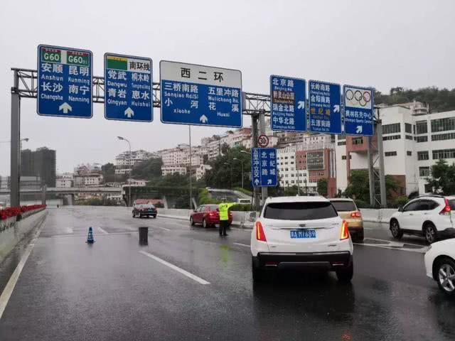 市民反映:乌当区龙广路汤泉小区地下车库,电梯,汽车和电瓶车第一次