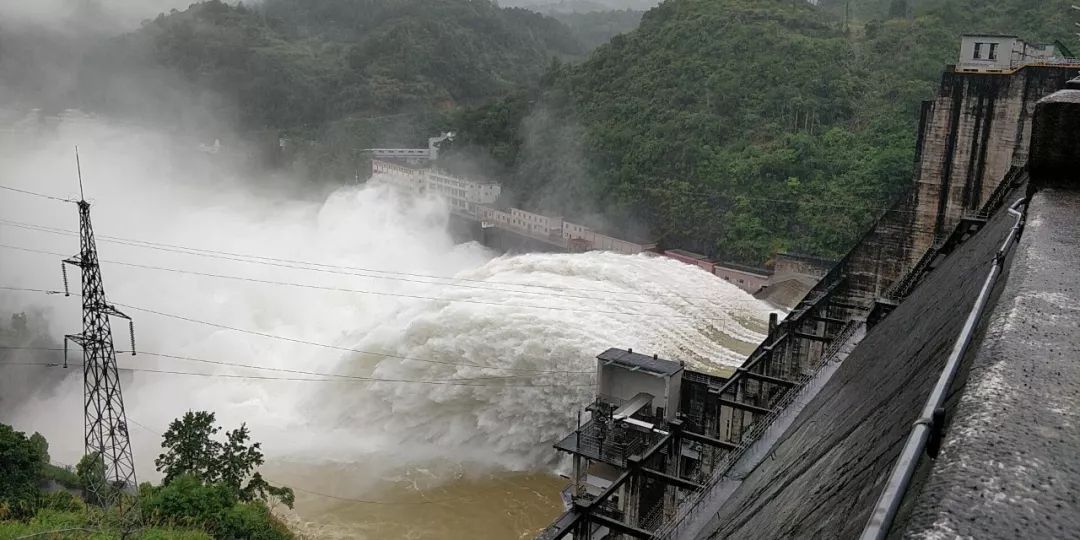 泄洪龙川县枫树坝水库开四个闸门