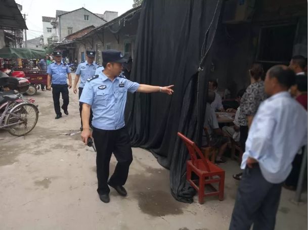 建立"一案三查"机制 对于涉黑涉恶案件,既要查办黑恶势力,又要追查黑