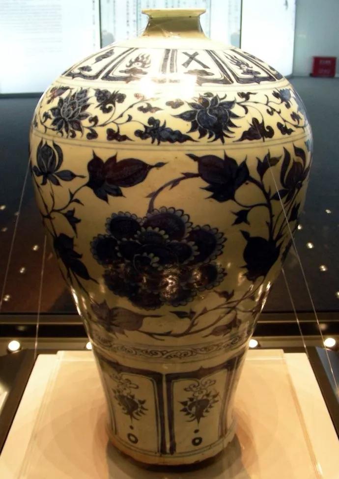 中国　人民大会堂専用款　青花　纏枝花卉文　梅瓶　C　R3316B A blue and white 'floral' moonflask, Qing dynasty, Qianlong