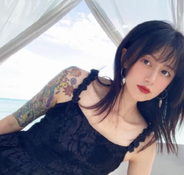 李诞老婆黑尾酱晒美照,一身黑裙配着花臂纹身,像黑帮小妹